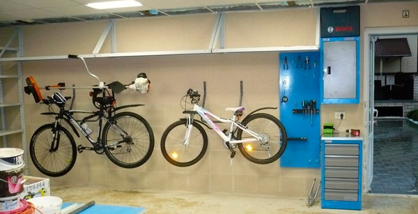 обустройство гаража с велосипедами